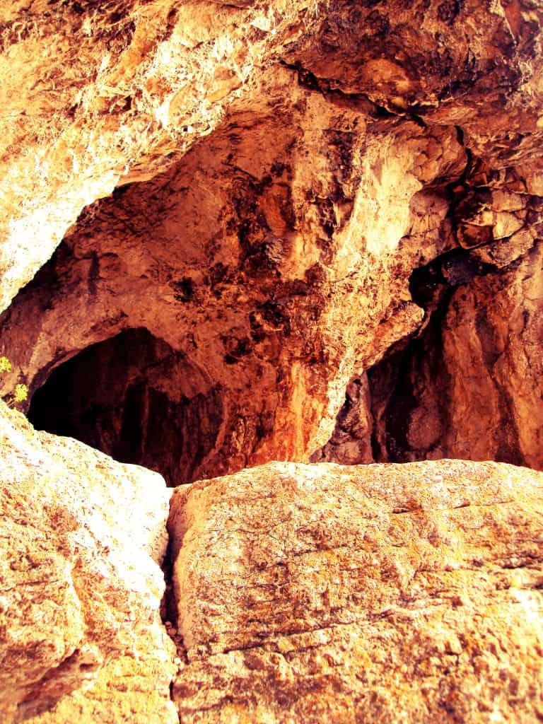  Входове към пещерите при Царева църква