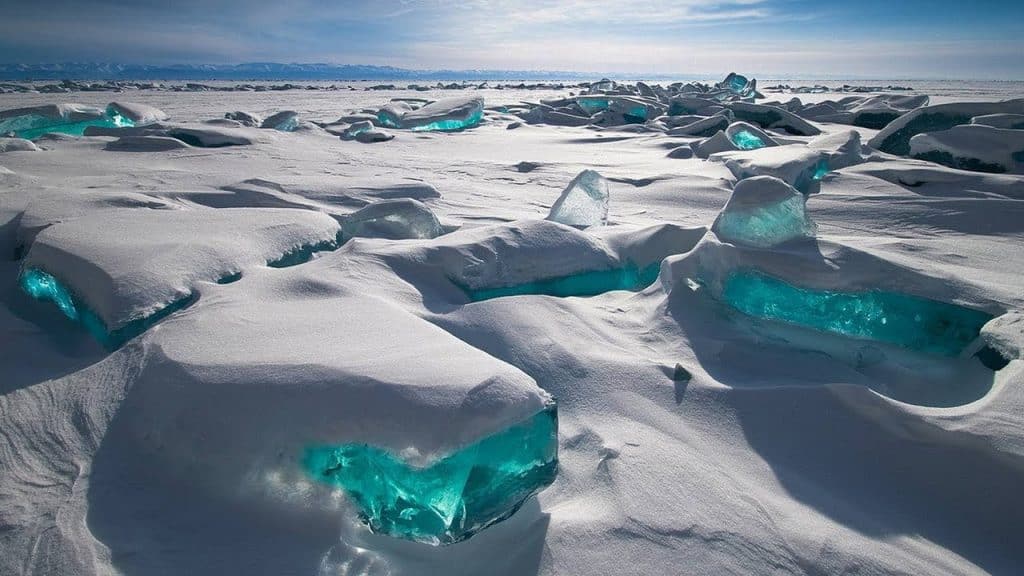 Тюркоазеният лед на езерото Байкал