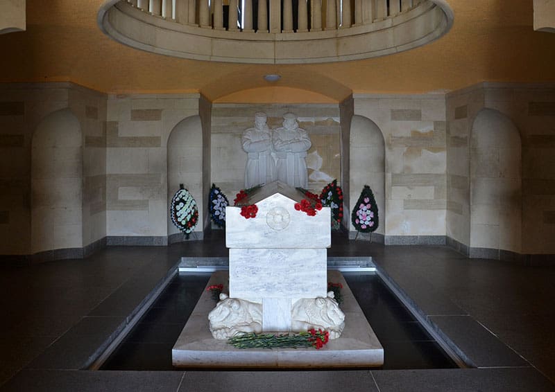 Мраморният саркофаг, в който се пазят част от костите на войниците